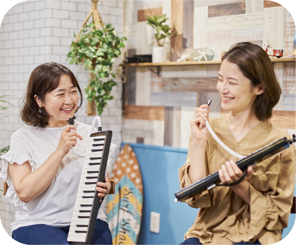 鍵盤ハーモニカを演奏する2人の女性