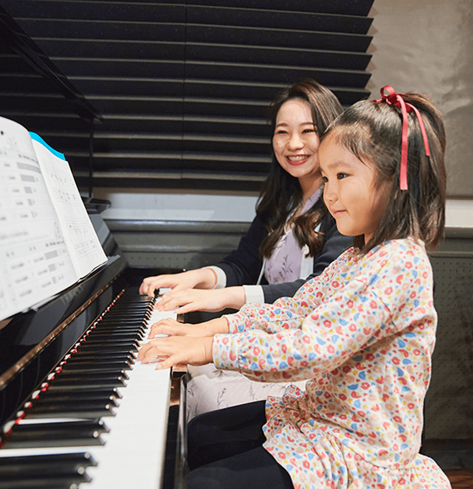 ピアノを弾く女の子と女性講師